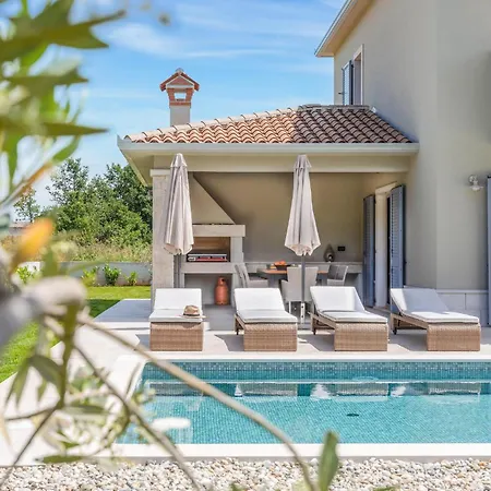 3 Bedroom Awesome In * Nedeščina